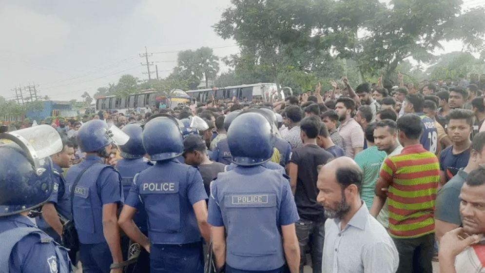 গাজীপুরের বিভিন্ন সড়কে শ্রমিকদের বিক্ষোভ