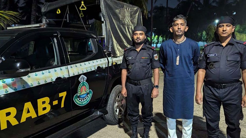 ৫ আগস্ট বিজয় মিছিলে হামলাকারী কিলার ফয়সাল গ্রেপ্তার