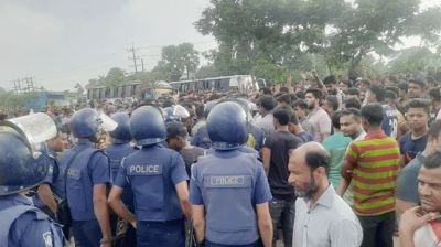 গাজীপুরের বিভিন্ন সড়কে শ্রমিকদের বিক্ষোভ