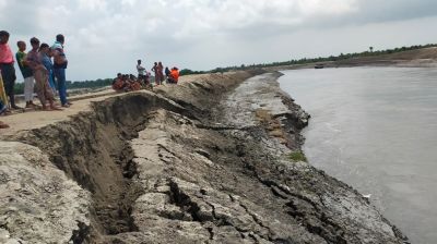 পাইকগাছার কপোতাক্ষের বাঁধে ভাঙন, মারাত্মক ঝুঁকিতে এলাকাবাসী 