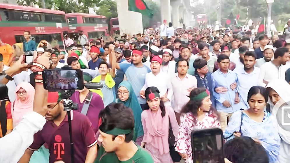 ঘেরাও কর্মসূচিতে হাইকোর্টের সামনে শিক্ষার্থীরা