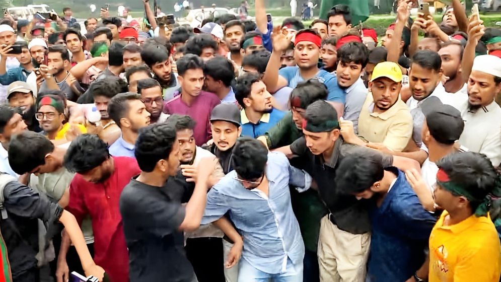বিচারপতিদের পদত্যাগের দাবিতে হাইকোর্ট ঘেরাও