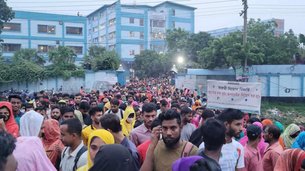  শ্রমিকের মৃত্যুর খবরে মহাসড়ক অবরোধ, রবিন টেক্সে বিক্ষোভ 