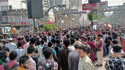 সাত কলেজের শিক্ষার্থীদের সায়েন্সল্যাব মোড় অবরোধ