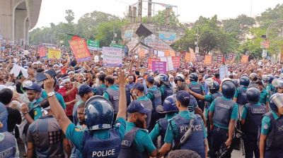 চাকরি জাতীয়করণের দাবিতে শাহবাগে আউটসোর্সিং কর্মীদের অবরোধ