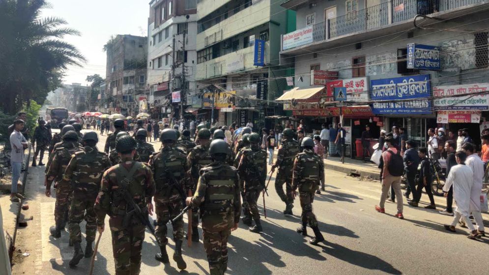সেনাবাহিনী দেখে পালালেন রিকশাচালকরা, ধাওয়া দিলেন পথচারীরা