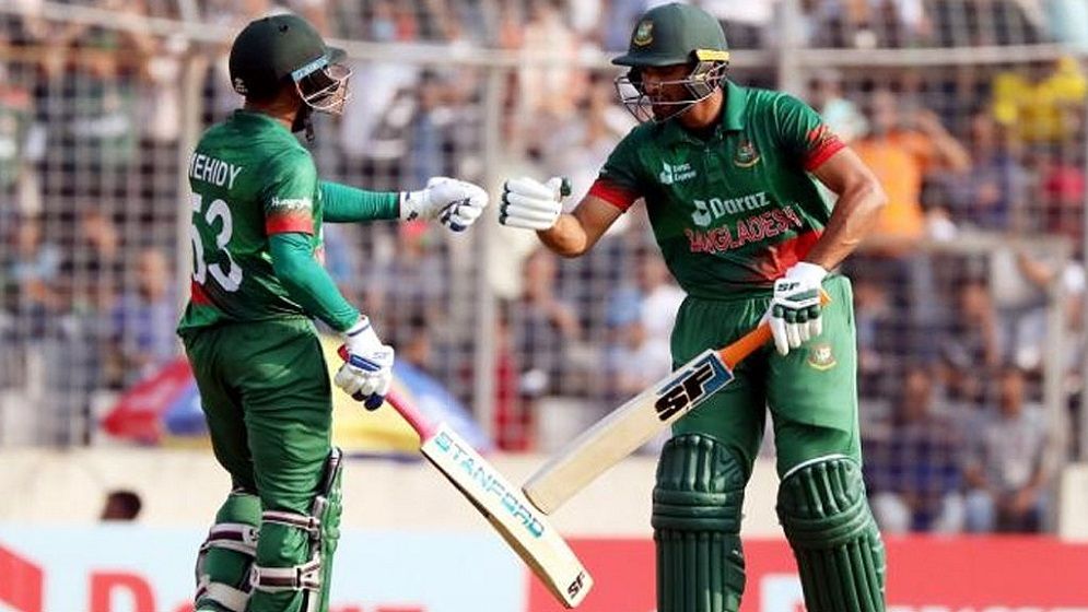 মাহমুদউল্লাহর পর মিরাজেরও লড়াকু ফিফটি, ছুটছে বাংলাদেশ