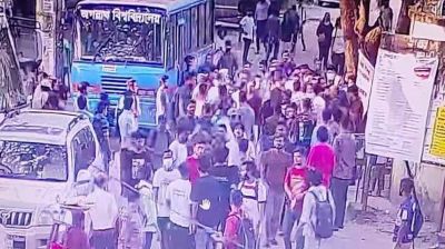 মারামারির ভিডিও করায় জবিতে সাংবাদিকের ওপর ছাত্রদলের হামলা