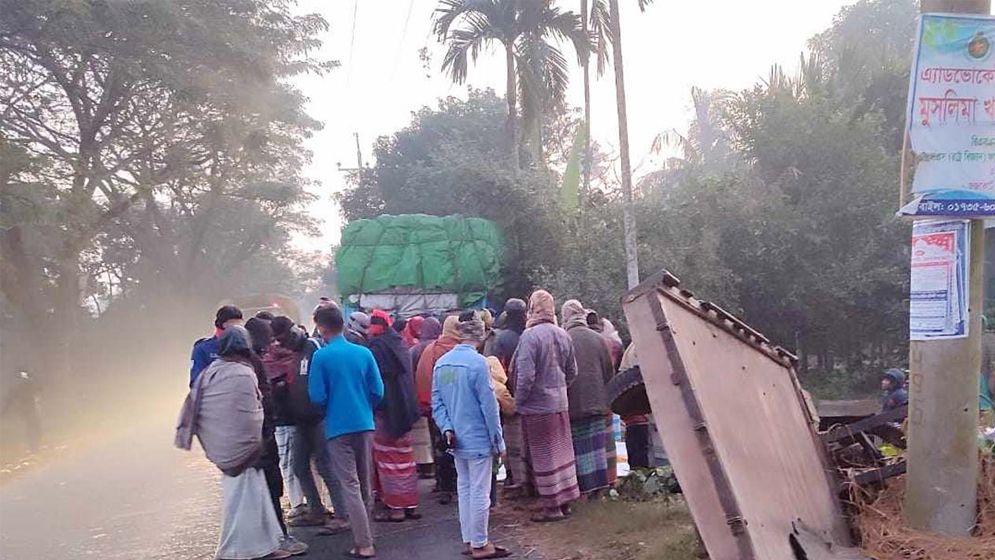 দাঁড়িয়ে থাকা করিমনে ট্রাকের ধাক্কায় প্রাণ গেলো ৩ শ্রমিকের