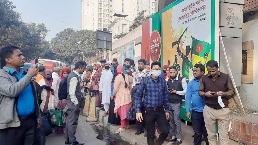 সচিবালয়ে কাউকে ভেতরে ঢুকতে দিচ্ছে না আইনশৃঙ্খলা বাহিনী 