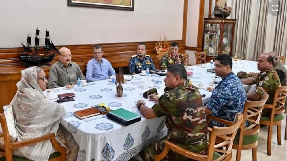 ‘তোমরা আমাকে গুলি করে মেরে ফেল’, সামরিক কর্মকর্তাদের কেন বলেছিলেন শেখ হাসিনা