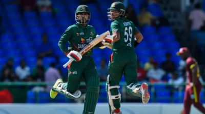 ব্যাটিং বিপর্যয়ের পর বৃষ্টির হানা