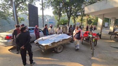 পাবনায় দাঁড়িয়ে থাকা করিমনে ট্রাকের ধাক্কায় নিহত ৪