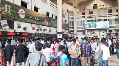 এবার কমলাপুর রেলস্টেশনের মনিটরে ভেসে উঠলো নীল ছবি, পাথর ছুড়লেন যাত্রী