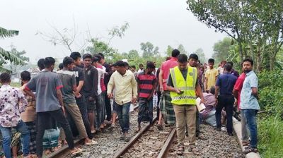 সন্তানকে নিয়ে ট্রেনের নিচে ঝাঁপ দিলেন মা