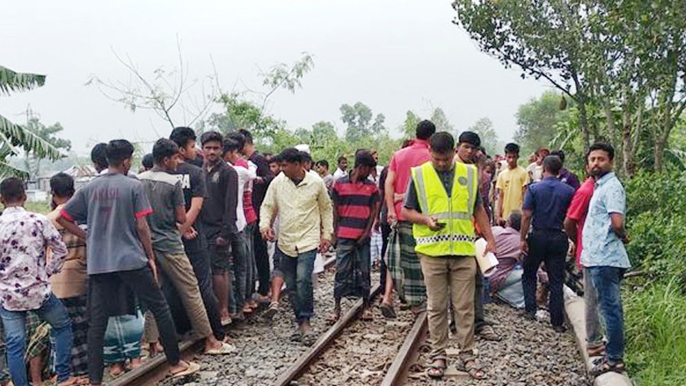 সন্তানকে নিয়ে ট্রেনের নিচে ঝাঁপ দিলেন মা