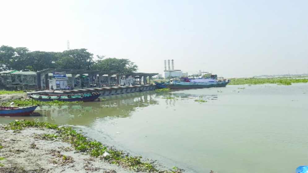 নাব্য সংকটে লঞ্চ ভিড়ছে না মুন্সীগঞ্জের মিরকাদিম ঘাটে