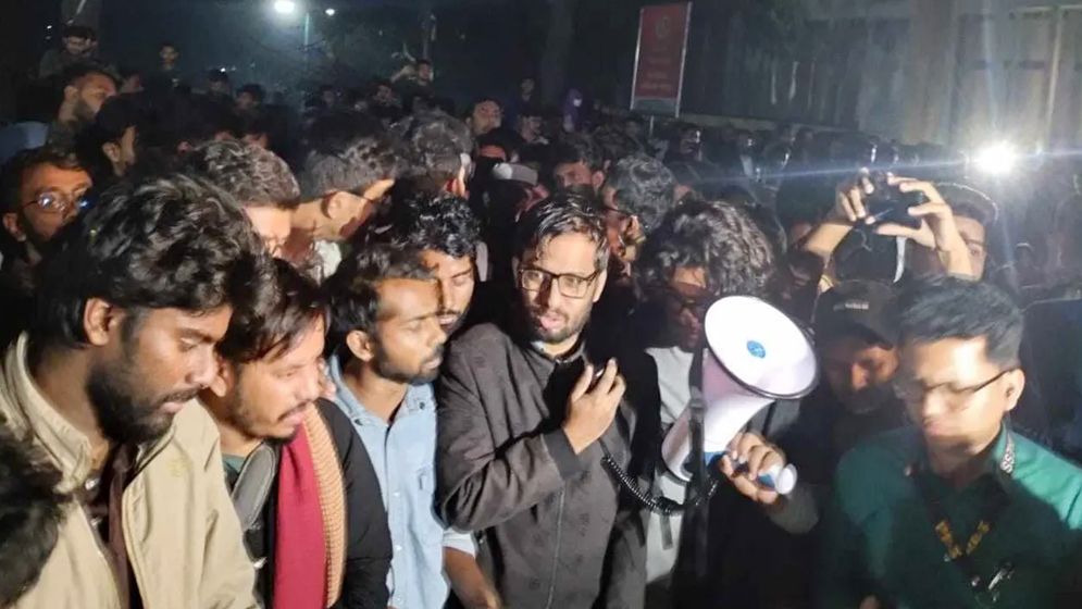 জবি শিক্ষার্থীদের অনশন প্রত্যাহার, শাটডাউন কর্মসূচি চলবে