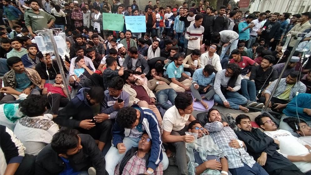 সেনাবাহিনীকে জবি ক্যাস্পাসের কাজ দিতে শিক্ষার্থীদের সচিবালয় ঘেরাও