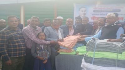 গৌরনদীর ওয়ার্ডে ওয়ার্ডে জহির উদ্দিন স্বপনের পক্ষে কম্বল বণ্টন