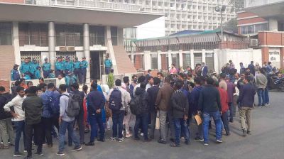 ৪৩তম বিসিএসে বাদ পড়া প্রার্থীদের সচিবালয়ে অবস্থান, জনপ্রশাসন সচিবের কাছে আবেদন