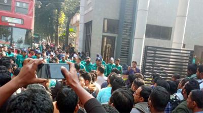 বকেয়া বেতনের দাবিতে রেল ভবনের সামনে গেটকিপারদের অবস্থান