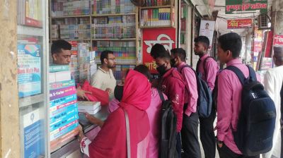 পাঠ্যবই না পেয়ে গাইড বইয়ের জন্য ছোটাছুটি শিক্ষার্থীদের