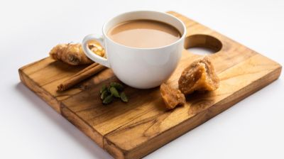 চিনির বদলে গুড় দিয়ে চা খাওয়া কি স্বাস্থ্যকর?