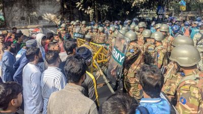 মাঠ ফিরিয়ে দেয়ার দাবিতে শিক্ষার্থীদের সড়ক অবরোধ, ঘটনাস্থলে সেনাবাহিনী
