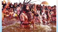 ভারতের কুম্ভমেলায় অদ্ভুত যেসব সাধু বাবা