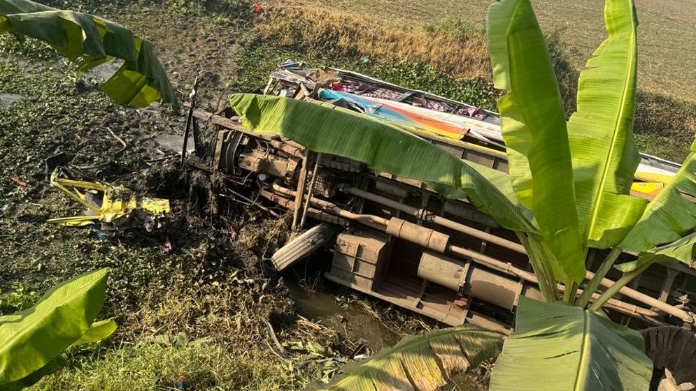 নগরকান্দায় ট্রাক ও যাত্রীবাহী বাসের মুখোমুখি সংঘর্ষ, নিহত ২