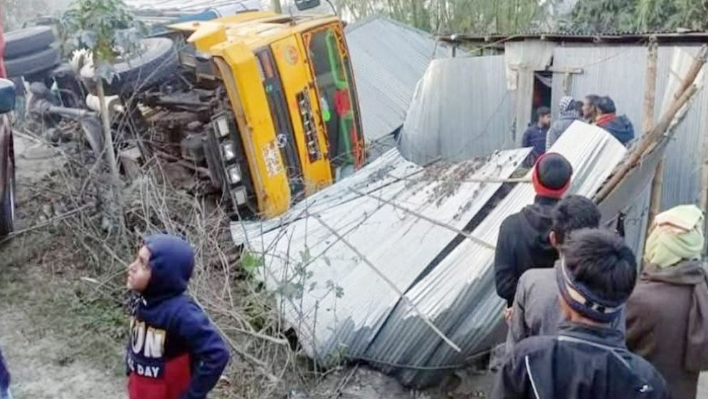 লালমনিরহাটে ট্রাক উল্টে নারীর মৃত্যু 