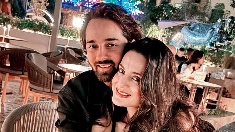 ৪৯ বয়সী অভিনেত্রীর প্রেম ১৯ বছরের যুবকের সঙ্গে!