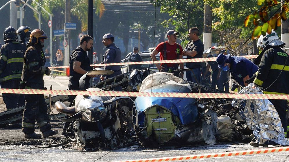 ব্যস্ত সড়কে বাসের ওপর আছড়ে পড়লো বিমান, নিহত ২