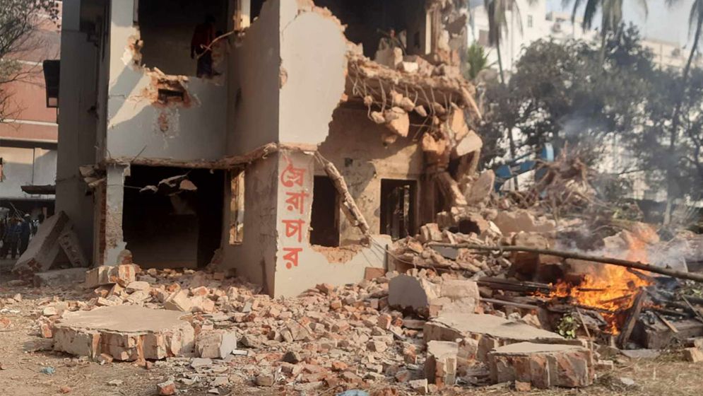 বুলডোজার দিয়ে যেভাবে ভাঙ্গা হলো ৩২ নম্বর দেখুন ছবিতে