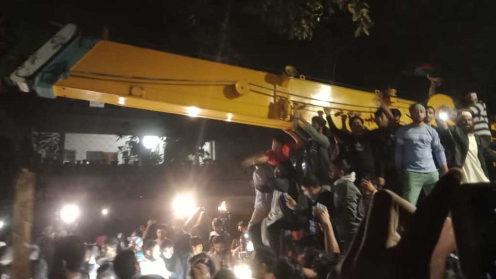 বুলডোজার দিয়ে যেভাবে গুঁড়িয়ে দেয়া হচ্ছে ধানমন্ডি ৩২ (ভিডিও)