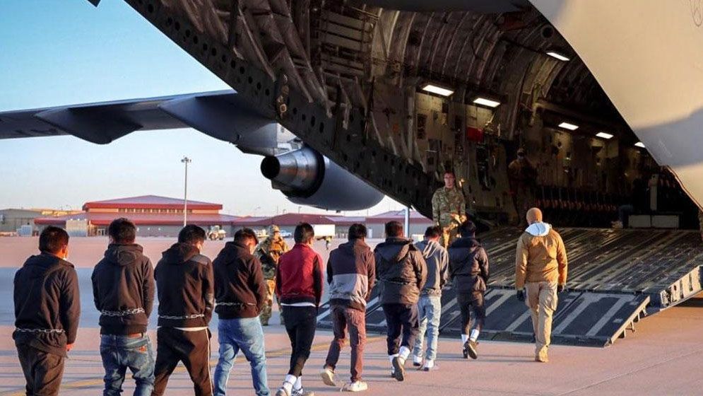 শিকলে বেঁধে ভারতীয়দের ফেরত পাঠালো যুক্তরাষ্ট্র, সংসদে তুমুল হইচই