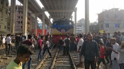 মহাখালীতে তিতুমীর শিক্ষার্থীদের ব্যারিকেড, ট্রেন চলাচল বন্ধ