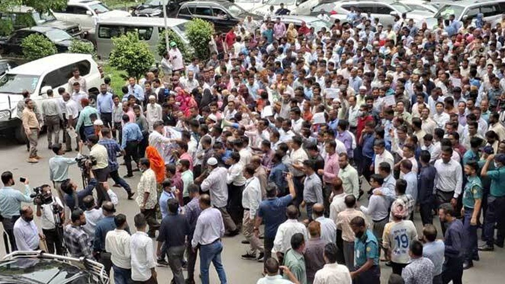 সরকারি চাকরি অধ্যাদেশ বাতিলের দাবিতে উত্তাল সচিবালয়