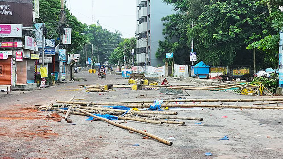 গোপালগঞ্জে কারফিউ, থমথমে শহরে সড়কে যান চলাচল সীমিত