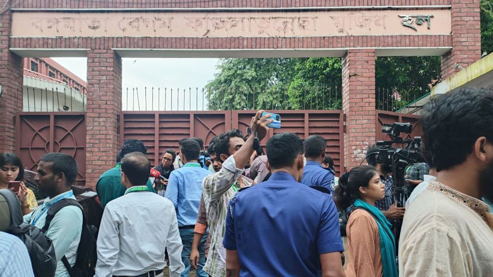জাকসু নির্বাচন: ফজিলাতুন্নেছা হলে এক ঘণ্টা ভোট বন্ধ