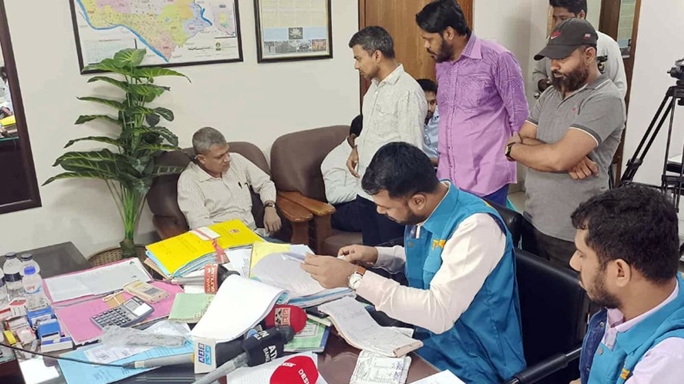 ভুয়া বিল দেখিয়ে কোটি টাকা আত্মসাৎ, ডিএসসিসিতে দুদকের অভিযান