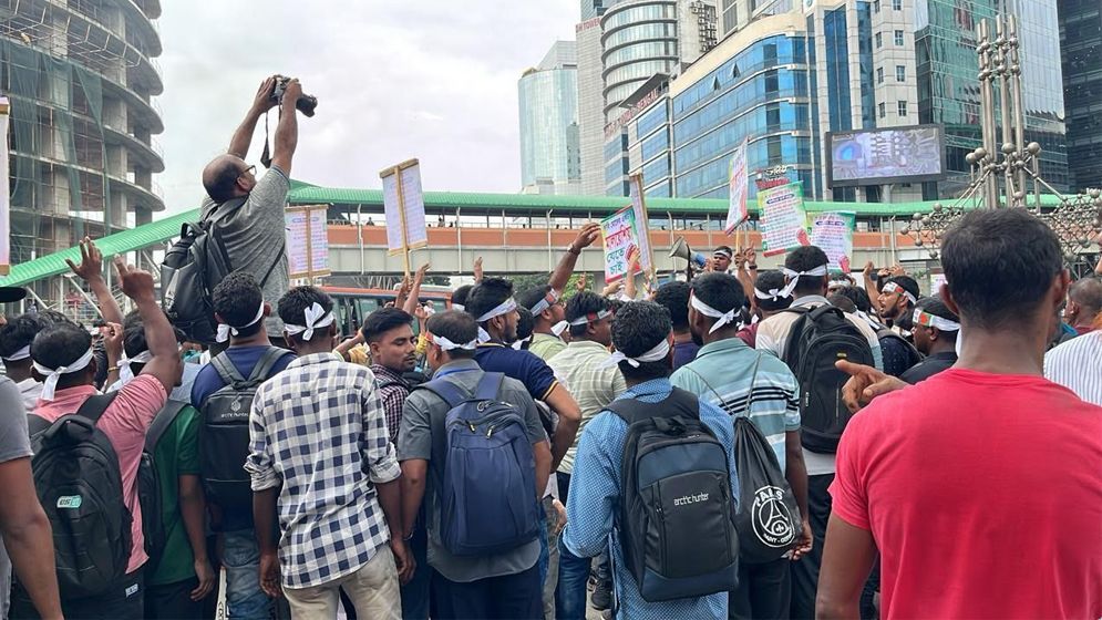 কারওয়ান বাজারে মালয়েশিয়া যেতে না পারা শ্রমিকদের সড়ক অবরোধ