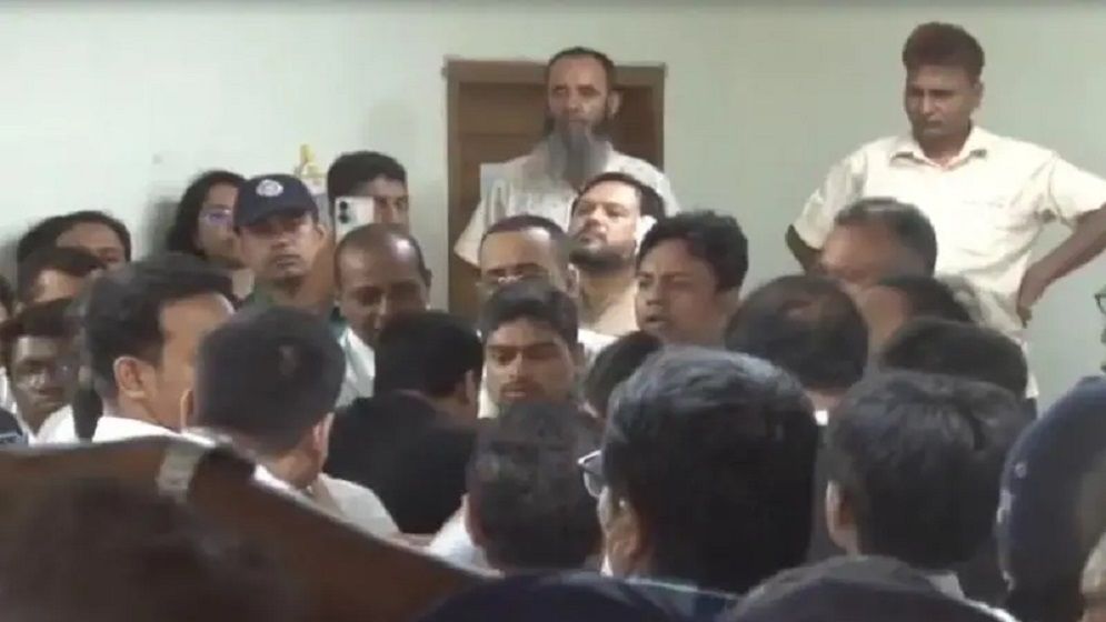 আদালতে বিচারকের সামনেই সাংবাদিককে মারধর, ক্ষমা চাইলেন সেই আইনজীবী