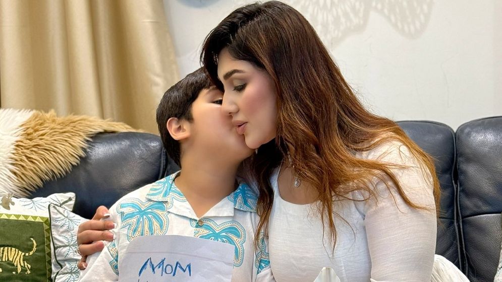 ছেলের সঙ্গে কেক কেটে জন্মদিন উদযাপন করলেন অপু বিশ্বাস