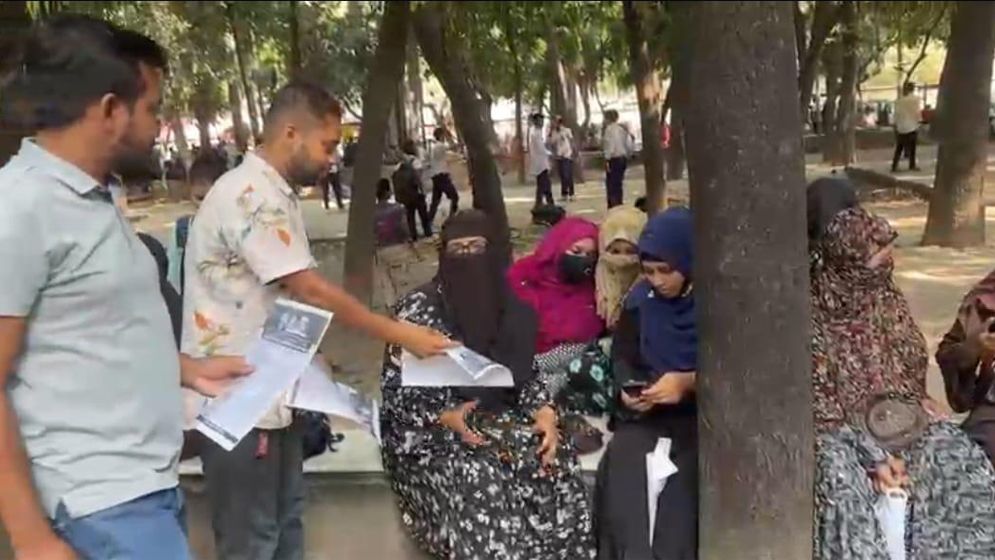 বাহাদুর শাহ পার্কে বিএনপির ৩১ দফা লিফলেট বিতরণ
