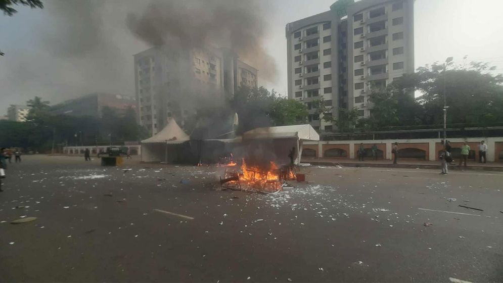 জুলাই সনদ স্বাক্ষরের আগে ভাঙচুর-আগুন, আসামি ৯০০