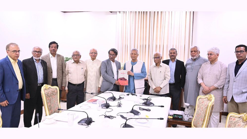 সরকারের কাছে বাস্তবায়ন সুপারিশপত্র হস্তান্তর