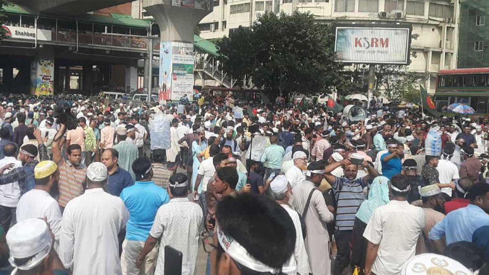 ব্যারিকেড ভেঙে শাহবাগে শিক্ষকরা, যানচলাচল বন্ধ
