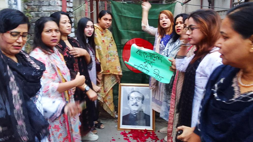 এবার ধানমন্ডি কার্যালয়ে বঙ্গবন্ধুর ছবি, স্লোগান